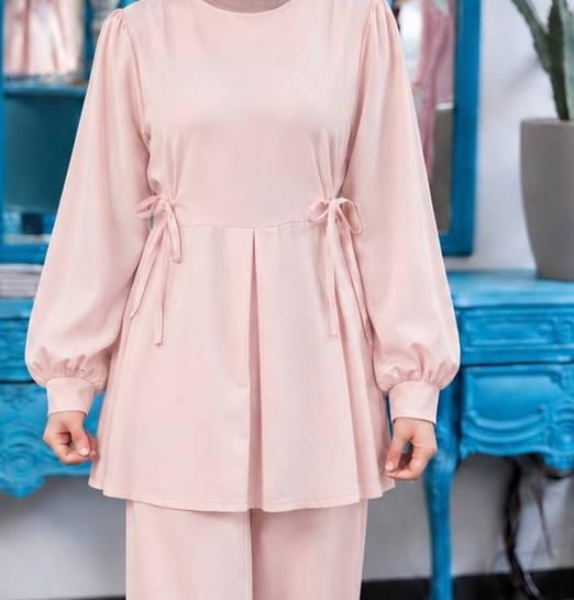 Close-up of Side-Tie Flow Set, cropped directly from the original product photo.